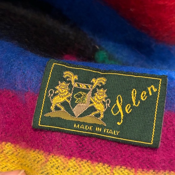 Stunning shawl / scarf made in Italy with aztec print - Picture 5 of 5